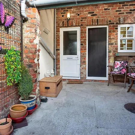 Courtyard Apartament York